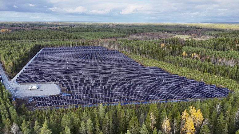Sähköntuotanto Iin Liesojalla sijaistevassa aurinkopuistossa käynnistyi syyskuussa.