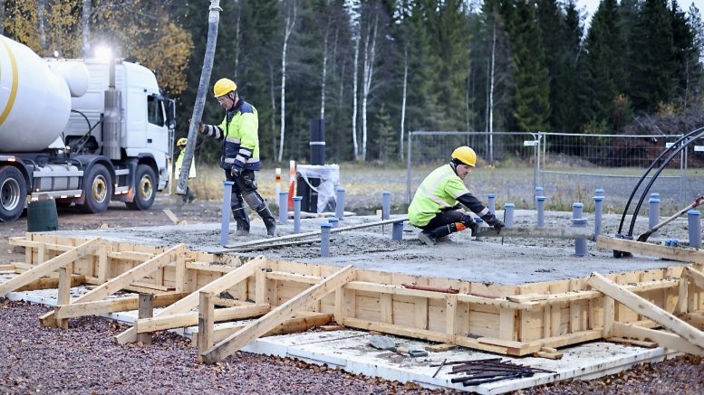 Jouko Leipivaara ja Teijo Kynsilehto Nuijamiesten lavan uuden vessarakennuksen pohjia valamassa.