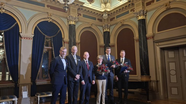 Oulu-mitalit Helena Petäistölle, Jouko Niinimäelle ja Lasse Kukkoselle luovuttivat Lauri Nikula, Jarmo Husso ja Ari Alatossava. Kuva: Oulun kaupunki