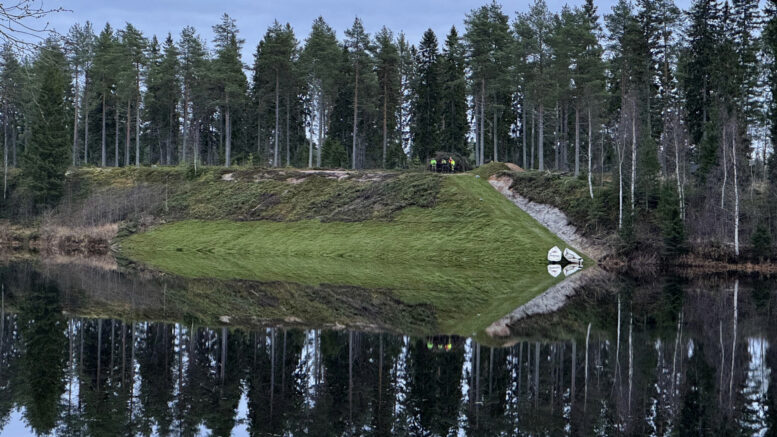 Siirtonurmen tarkoituksena on vahvistaa Purusaaren hiekkapohjaista mäkeä. Nurmi pitää maan paikoillaan ja suojaa sitä veden kulutukselta. Kuva: Hilkka Turtinen