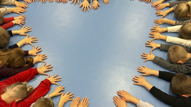Kuivaniemen koulun toiminta on herättänyt iloa, ystävyyttä ja yhteishenkeä koulun arjessa. Kuva: Petra Tolonen