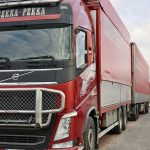 Pitkän uran tehnyt kappaletavarahtiauto Volvo FH 6x2 on varustettu nosturilla. Tällä yksilöllä on ajettu jo peräti 1,8 miljoonaa kilometriä.