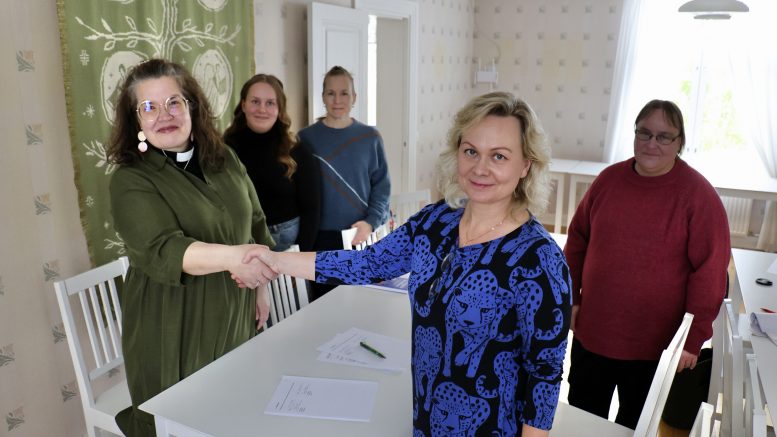 Iin kirkkoherra Ulla Mitrunen (vas.) ja sivistysjohtaja Virpi Risteelä allekirjoittivat maanantaina seurakunnan ja kunnan sivistystoimen yhteistyösopimuksen. Takana nuorisotyönohjaajat Sara Ylipää ja Katri Sillanpää sekä perhetyöntekijä Irmeli Hietapelto. Kuva: Tuija Järvelä-Uusitalo