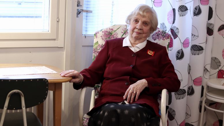 "Päivääkään en vaihtaisi", toteaa Taimi Höyhtyä kauppiaan urastaan. Muutoin hän toteaa, että koskaan ei tiedä, mitä huominen tuo tullessaan. Kuva: Maaria Tuisku