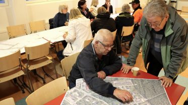 "Hyvältä näyttävät", totesi Ossi Piri (vas.) katusuunnitelmista, joita hän katseli Pekka Koskelan kanssa. Kuvat: Tuija Järvelä-Uusitalo.