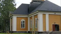 Kiimingin seurakunnan tiloissa, kuten kuvassa olevassa Ylikiimingin kirkossa ei vihitä samaa sukupuolta olevia. Arkistokuva: Teea Tunturi
