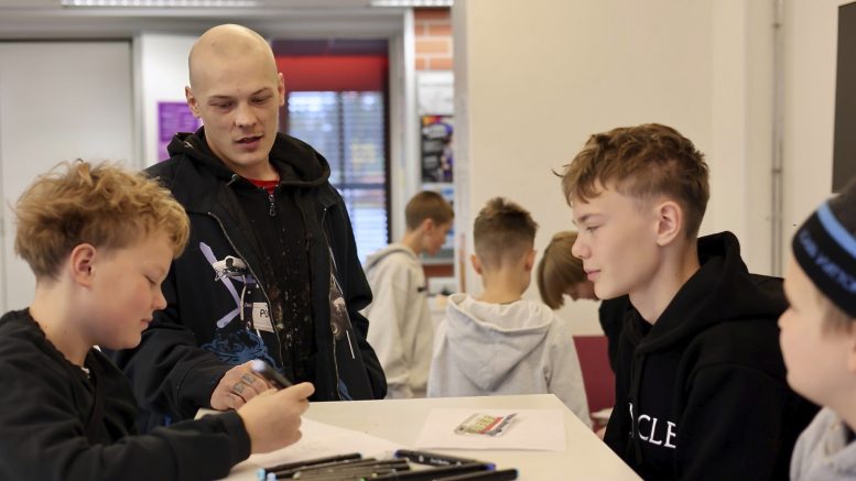 Oskari Tuohimaa oli ohjaamassa graffiteista kiinnostuneita nuoria syyslomalla Jäälissä. Oppia ja kokemuksia graffititaiteilijalta saivat muun muassa oulunsalolaiset Onni Haapsaari, Mikko Kaltio ja Riku Hynninen. Kuva: Teea Tunturi