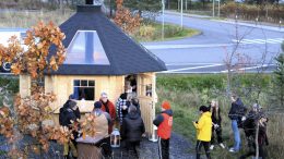 Upouusi kota sijaitsee Liesharjun kuntoiluportaiden juurella. Kodan komeat kattoikkunat lukeutuvat nuorten omien toiveiden perusteella rakennettuihin erikoisuuksiin. Kuvat: Ritva Piri