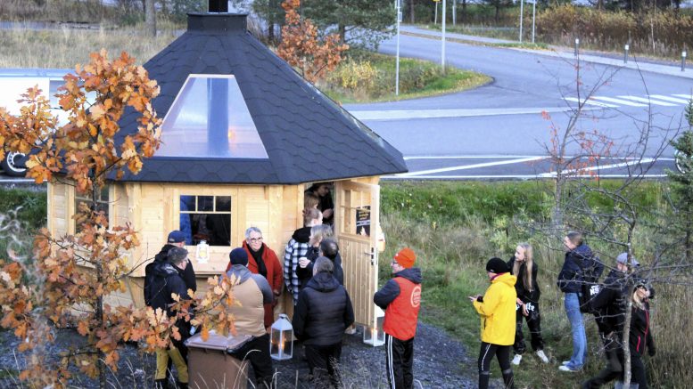 Upouusi kota sijaitsee Liesharjun kuntoiluportaiden juurella. Kodan komeat kattoikkunat lukeutuvat nuorten omien toiveiden perusteella rakennettuihin erikoisuuksiin. Kuvat: Ritva Piri