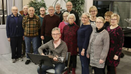 Kiimingin kirkkokuoro on valmiina juhlimaan puolivuosisataista taivaltaan. Juhlakonsertissa kuoron puheenjohtaja Pekka Laukkanen loihtii säveliä myös kitaralla. Kuoroa johtaa Jarkko Metsänheimo (takana keskellä). Kirkkokuorossa laulaa edelleen yksi sen perustajajäsenistä, eli Yrjö Runtti (Kuvassa vasemmalla).