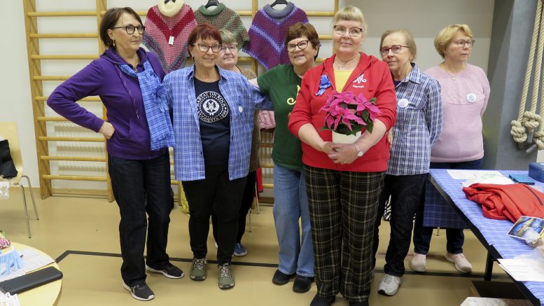 Pateniemen Martat valittiin ensimmäistä kertaa jaetun Alueen Vuoden Hyväntekijäksi. Kuvassa vasemmalta Raija Sipola, Martta Kuhmonen, Liisa Ketola, Tuula Kuvaaja, Anja Yli-Kokkila ja Eeva Lehtimäki. Onnittelukukat puheenjohtaja Eija Kärkkäisellä. Kuvat: Kari Holma