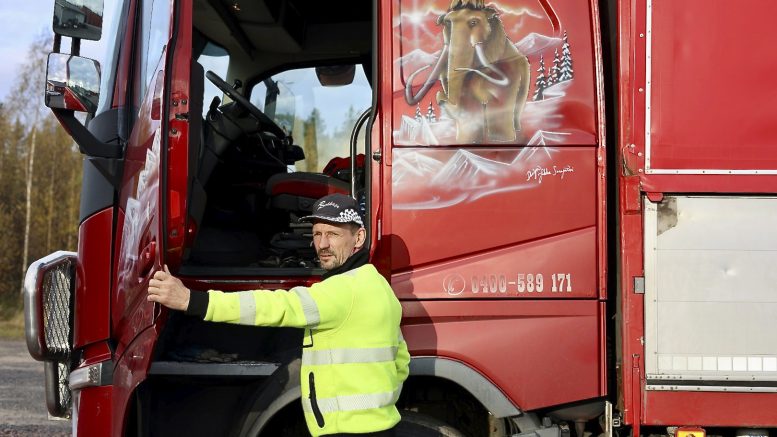 Pekka Marttila-Tornio on nähnyt kuljetusalan nousut ja laskut. Nyt häntä huolettaa laman lisäksi kiristyvä sääntely ja epävarmat energiaratkaisut. Kuvat: Teea Tunturi