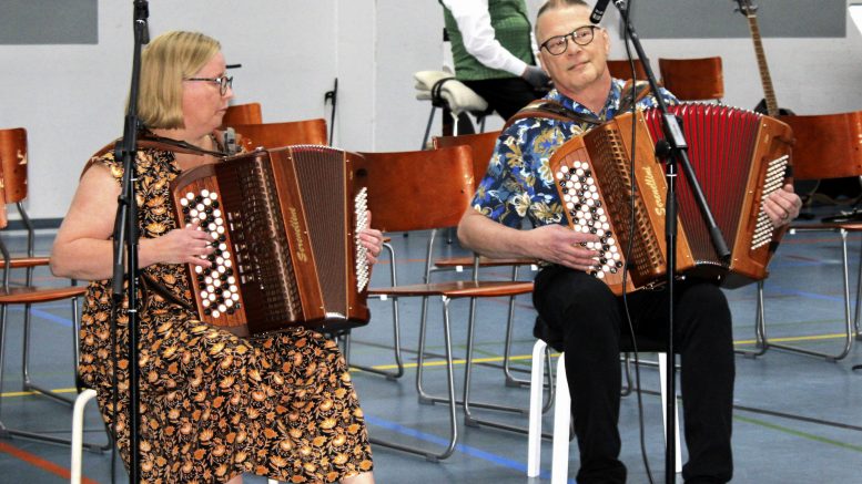 Seija Ylikärppä ja Jouko Pääkkönen vetelivät haitareistaan vanhoja säveliä kuten polkkaa. Duo esiintyi Iin Syyssoitossa nyt ensimmäistä kertaa vaikka soittokokemusta muutoin on ehtinytkin kertyä. Kuvat: Ritva Piri