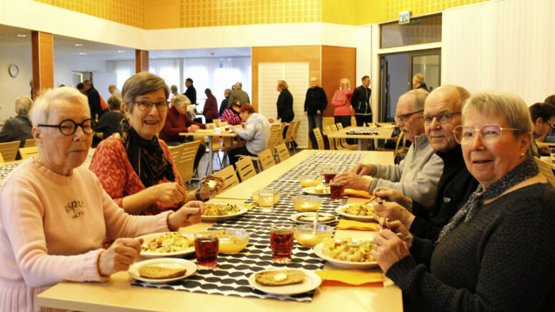 Laila Papuselle (vas.), Eija Savilaaksolle, Eila Papuselle (oik.) ja Tauno Papuselle Jäälin kappeli on maanantaisin kohtaamispaikka, jossa pääsee vaihtamaan kuulumisia yhteisen lounaan merkeissä. Kuvat: Tuuli Turunen