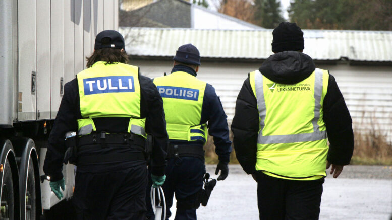 Poliisi, Tulli ja Liikenneturva ovat tehneet yhteistyötä valtakunnallisella raskaan liikenteen valvontaviikolla usealla eri paikkakunnalla. Kuva: Maaria Tuisku
