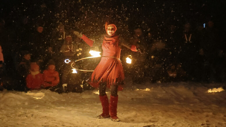 Lauantain lumimyräkkä alkoi näyttävän Tulikukka-tulishow´n aikana. Kuvat: Tuija Järvelä-Uusitalo