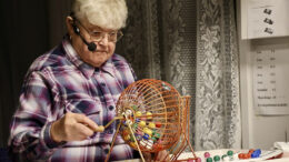 Marja-Leena Huhtala pyöritti Nuorittan bingomyllyä marraskuisessa peli-illassa.