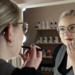 Ensin pohjustustuote, sitten rajausväri ja sen jälkeen huulipuna, neuvoo Emma Rehu.