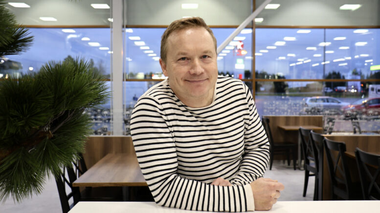 Isänpäivän kunniamerkin sunnuntaina saava Esa Niskala sanoo, että kunnianosoitus kuuluu yhtä lailla puolisolle, perheelle ja muulle tukiverkostolle. Kuva: Tuija Järvelä-Uusitalo