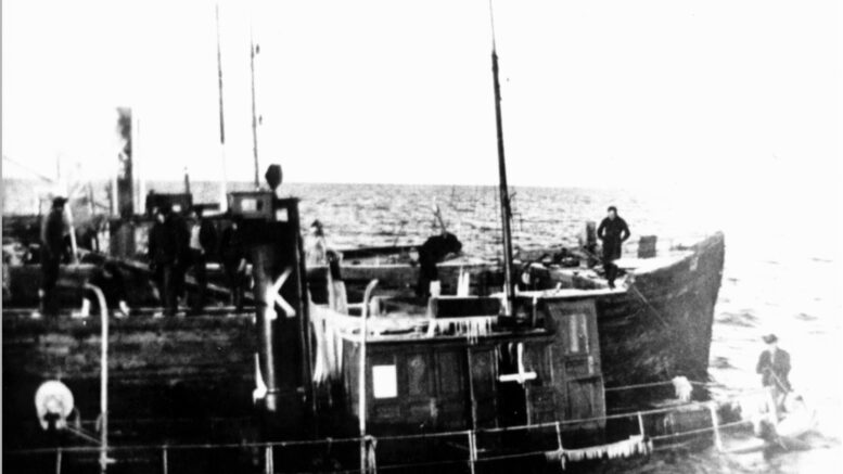 FRAM haaksirikkoutuneena Ulkokrunnissa 1931. Hinaajaa yritetään proomujen avulla nostaa. Kuva: Eero Antikaisen arkisto