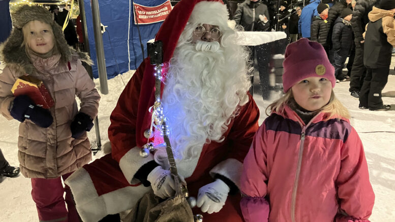 Melinda (vas.) ja Emilia saivat joulupukilta suklaakarkit. Joulupukin luokse oli kymmenien metrien jono. Kuvat: Auli Haapala