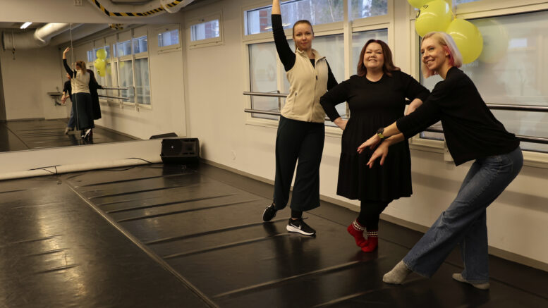 Oulu-opiston ja Taidekoulu UPIAn tanssi- ja teatteritoimintaa esittelivät Revontien uuden tanssisalin avajaisissa tanssin vastuuopettaja Niina Vartiainen (oik.), teatterin vastuuopettaja Jenni Metso ja tanssin vastuuopettaja Viivi Similä. Kuva: Auli Haapala