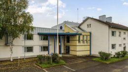 Poliisitalo sijaitsee Haukiputaan Niemeläntörmällä 4 118 neliömetrin tontilla lähellä Kiiminkijokea ja yleistä uimarantaa. Tontti rajoittuu kolmeen katuun. Kuva: Senaattikiinteistöt