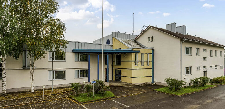 Poliisitalo sijaitsee Haukiputaan Niemeläntörmällä 4 118 neliömetrin tontilla lähellä Kiiminkijokea ja yleistä uimarantaa. Tontti rajoittuu kolmeen katuun. Kuva: Senaattikiinteistöt