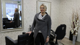 Tuija Väänänen on aloittanut työt kampaamoyrittäjänä Haukiputaalla hyvillä mielin. Kuva: Auli Haapala