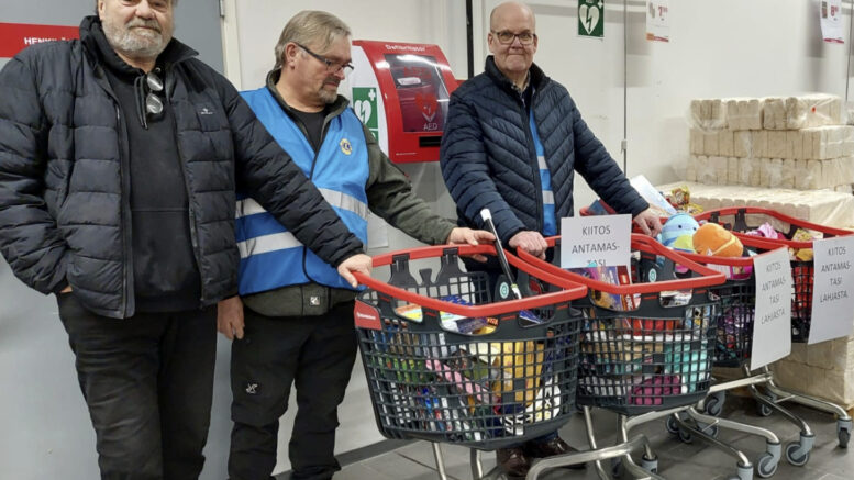 Kuvassa Hannu Kaisto, Hannu Aalto ja Heikki Helekoski esittelevät vuoden 2024 keräyksen tulosta. Kuva: Vesa Hanhisalo