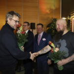 Vuoden tieisännöitsijä Jani Maalismaa (kuvassa vasemmalla) ja Iin yrittäjien uutena jäsenenä kukitettu Kimmo Hand onnittelivat muistamisista toisiaan.