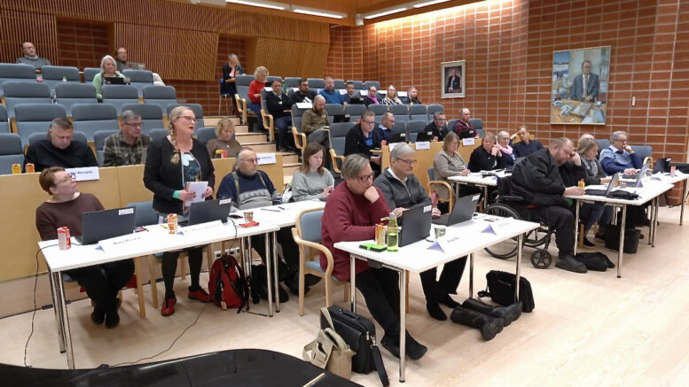 Iin kunnanvaltuusto käsitteli maanantaina muun muassa talousasioita. Puheenvuoroa pitämässä Heli-Hannele Haapaniemi (vas.). Kuva livelähetyksestä.