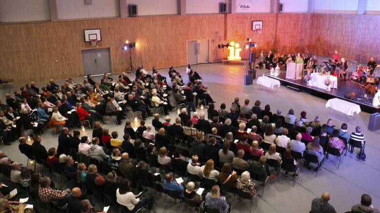 Iisi-areenalle saapui iskelmämessuun lähes neljäsataa ihmistä. Kuvat: Tuija Järvelä-Uusitalo