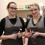 Kauneushoitola Kidean yrittäjät Meri Norman-Röytiö (vas.) ja Emma Rehu toteavat, että aikuiset naiset saavat meikata itselleen sopivalla tavalla. Pääasia on heleä ja hyvännäköinen iho.