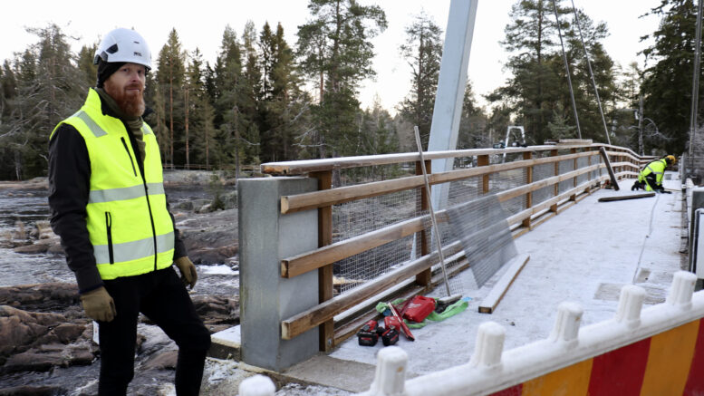 Vihertöiden valvoja Tomi Supperi kertoo, että Sahasaaren silta otetaan taas käyttöön 24.11. mennessä. Alueen peruskorjaus jatkuu siihen saakka, kun säät sen sallivat. Kuvat: Tuija Järvelä-Uusitalo