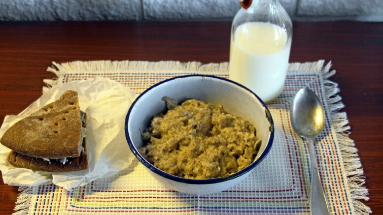 Kouluruoka puhuttaa. Tällainen ateria saattoi olla tarjolla 1950-luvulla: kaurapuuroa ja omina eväinä kotoa tuotua maitoa ja voileipää.