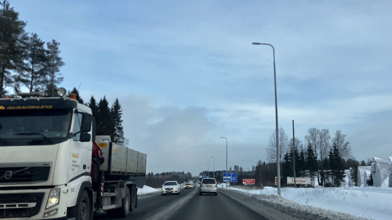 Kuusamontie halutaan kehittää nykypaikalleen nelikaistaisena ja keskikaiteellisena. Arkistokuva: TeeaTunturi