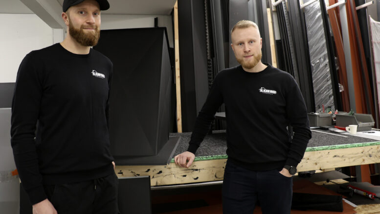 Kattoremontteihin erikoistuneen Lumo Rakennus Oy:n toimitilat sijaitsevat Kellon Holstinmäellä Karpalotiellä, jonne yritys hankki ja kunnosti hallirakennuksen. Kattopeltien äärellä perheyrityksen veljeksistä Olli-Pekka (vas.) ja Matias Luokkanen. Kuvat: Auli Haapala