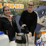 Avoimien ovien päivän vierailijoita kestitsi Lumo Rakennuksen Johanna Luokkanen (oik.). Mukana tapahtumassa oli myös Tiina Kinnunen yhteistyöyrityksestä, teräspeltejä valmistavasta Ruukista. Pihalla kävijöille oli tarjolla hampurilaisateria.