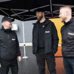 Jaakko Jaara (vas.), Olli-Pekka Luokkanen ja Matias Luokkanen vastaanottivat kävijöitä Lumo Rakennuksen pihalla. Vaikka syksyinen sää ei suosinut, riitti tutustujia silti mukavasti päivän aikana.