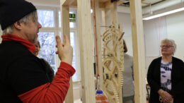 Taiteilija Oliver Kochta-Kalleinen esittelemässä valmisteilla olevaa Maailman arvokkain kello -teosta Oravan koululla Kellossa, missä teos julkistetaan 9. toukokuuta 2026. Samana päivänä koululla ja Oravan koulumuseolla järejstetään Haukipudas-seuran Puttaan Pihapiirit -tapahtuma. Kuva: Auli Haapala