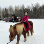 Veera Otamo pääsi ratsastamaan Marrasmarkkinoilla. Albert-ponin Vepsälle oli tuonut Paula Väisänen.