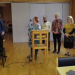 Kinnunen kiittää hänelle seurakunnassa järjestetyistä kaksista juhlista. Toisen järjestivät Iin seurakunnan työntekijät, toisen juhlan alullepanija oli eläkkeellä oleva Kuivaniemen seurakunnan emäntä Helvi Ruotsalainen (kuvassa oikealla). Ruotsalaisen vieressä Raija Tyni, Pirjo Pakanen, Markku Kaikkonen ja Teija Onkalo, jotka hekin ovat Kinnusen entisiä työkavereita.