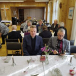 Kinnusen eläkkeellejääntijuhlaa vietetiin Kuivaniemen seurakuntatalolla 15.10. Kinnusen vieressä hänen ystävänsä Aimo Mikkola.