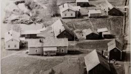 Mikkosen pihapiirit Kiimingin Alakylässä 1950-luvun lopulla. Matinpuolen vankiaitat ovat vielä paikoillaan, mutta Pekanpuolen aitat on siirretty tien varresta uuteen paikkaan päärakennuksen alapuolelle.