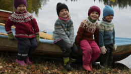 Video- ja kuvataiteilija Marja Haapakangas tallentaa jokivarren ihmisten arvokkaita luontokokemuksia ja tarinoita videoteokseen, joka valmistuu kulttuuripääkaupunkivuoteen 2026. Mukana kuvauksissa olivat myös Ylikiimingissä toimivan päiväkoti Piilometsän lapset. Kuva: Marja Haapakangas