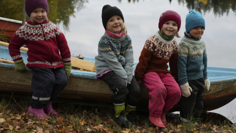Video- ja kuvataiteilija Marja Haapakangas tallentaa jokivarren ihmisten arvokkaita luontokokemuksia ja tarinoita videoteokseen, joka valmistuu kulttuuripääkaupunkivuoteen 2026. Mukana kuvauksissa olivat myös Ylikiimingissä toimivan päiväkoti Piilometsän lapset. Kuva: Marja Haapakangas