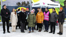 Pohteen Vasemmistoliiton luottamushenkilöt kävivät strategiatapaamisensa yhteydessä kuulemassa paikallisten mielipiteitä Pohteesta. Iiläiset puolueaktiivit tarjosivat samalla kävijöille suuhunpantavaa ja lämmintä juotavaa. Kuva: Ritva Piri