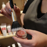 Nyt suosiossa olevaa voidemaista poskipunaa voi käyttää poskien lisäksi huulissa tai sipaisuna luomissa.