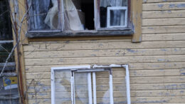 Jäälin Huvilatiellä olevassa mökissä on tehty viime aikoina ilkivaltaa muun muassa ikkunoita rikkomalla.